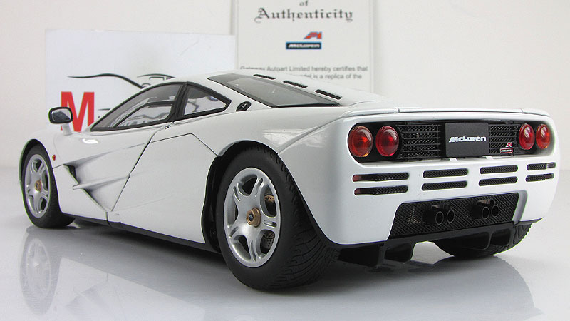 0 1 x 1 18 16. Макларен ф1 белый. MCLAREN f1 White. MCLAREN f1 LM White автомодель 1 18. Макларен ф1 двери.