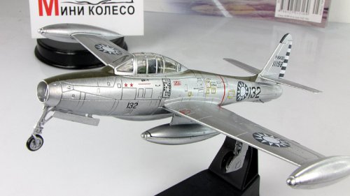 F-84 Thunderjet с журналом Самолеты мира №45 (Польша)