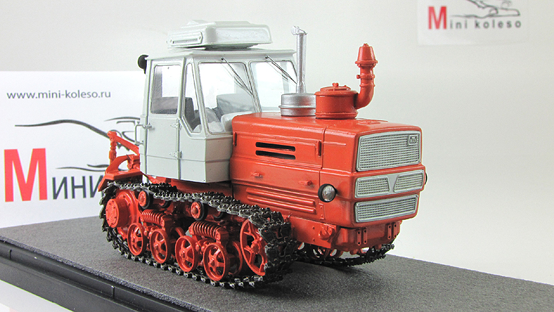 Rt models. Модель трактора т 150 гусеничный. Модель трактора т150 люди машины. Моделька трактора Вт 150.