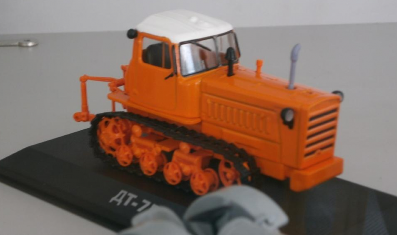 Игрушечный трактор гусеничный ГДР