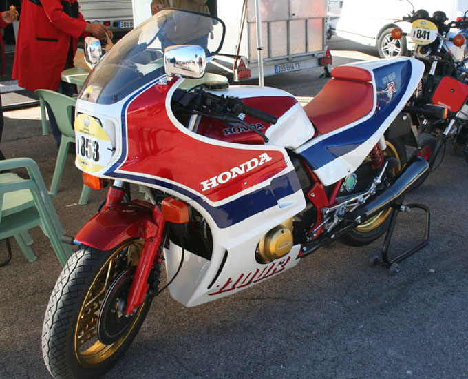 Мотоцикл Honda с карданным приводом
